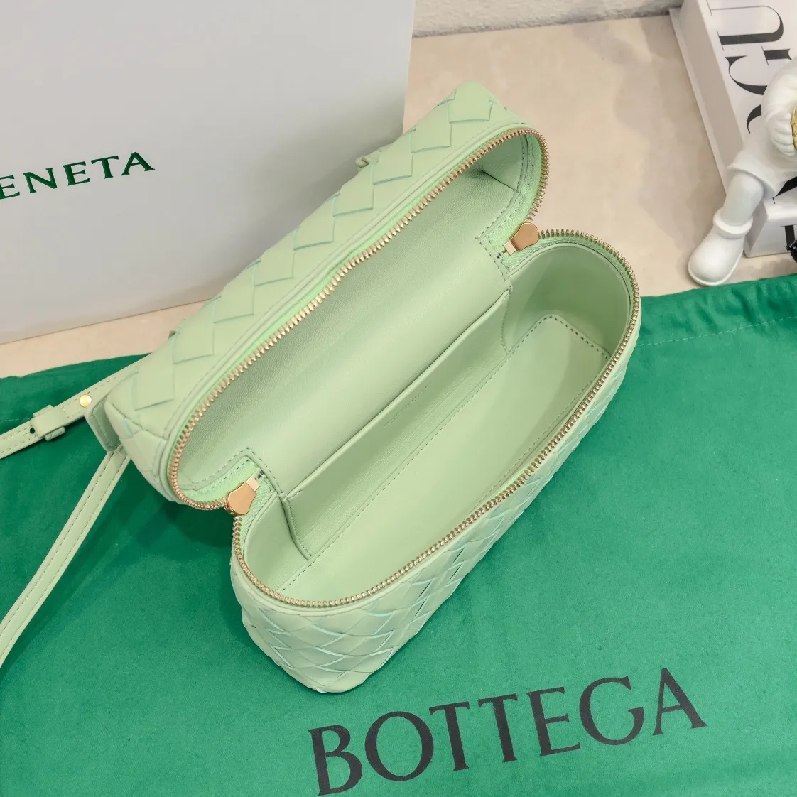 Batch 1360 Bottega Veneta 24 spring and summer woven zipper crossbody bag. A crossbody bag that can be used as a cosmetic bag. The exquisite weaving and compact body are an indispensable accessory for the upcoming summer. The double zipper also better protects the bag. It has a large capacity. If you like it, don’t miss it. Style number: 9109 Size: 22*12.5*5cm